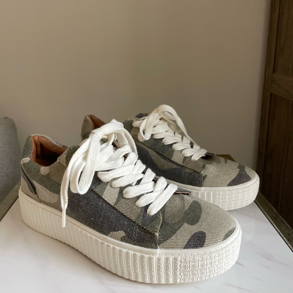 Steve Madden Army Sneakers. Never worn. Size 6